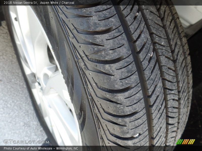 Aspen White / Charcoal 2018 Nissan Sentra SV