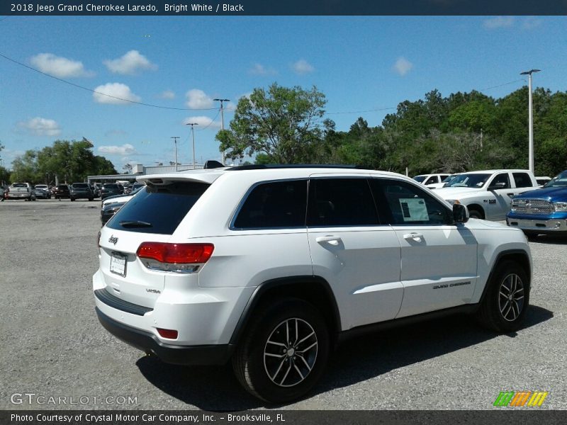 Bright White / Black 2018 Jeep Grand Cherokee Laredo