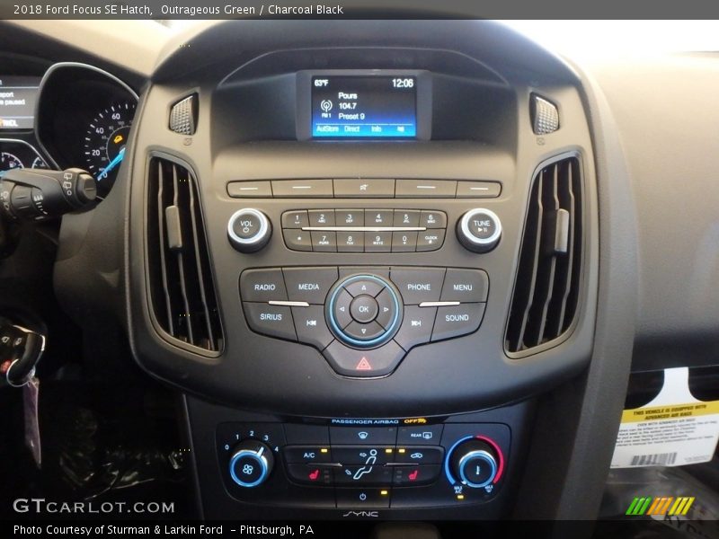 Outrageous Green / Charcoal Black 2018 Ford Focus SE Hatch