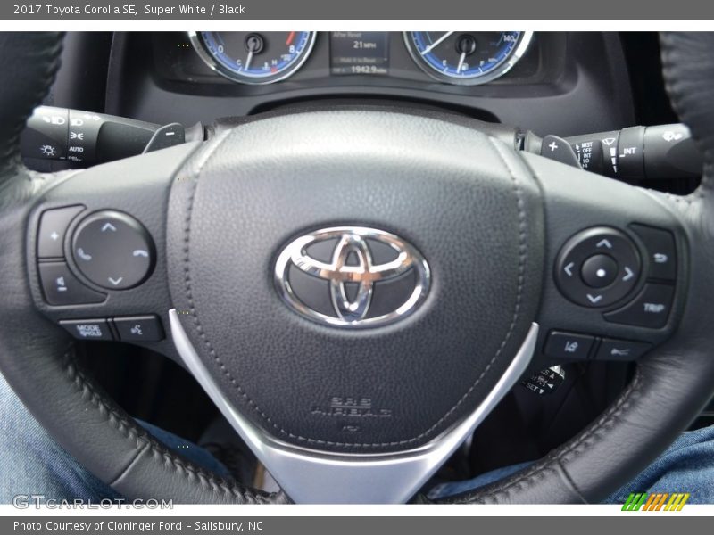 Super White / Black 2017 Toyota Corolla SE