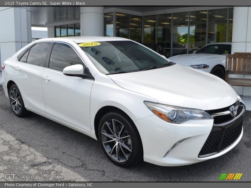 Super White / Black 2015 Toyota Camry SE