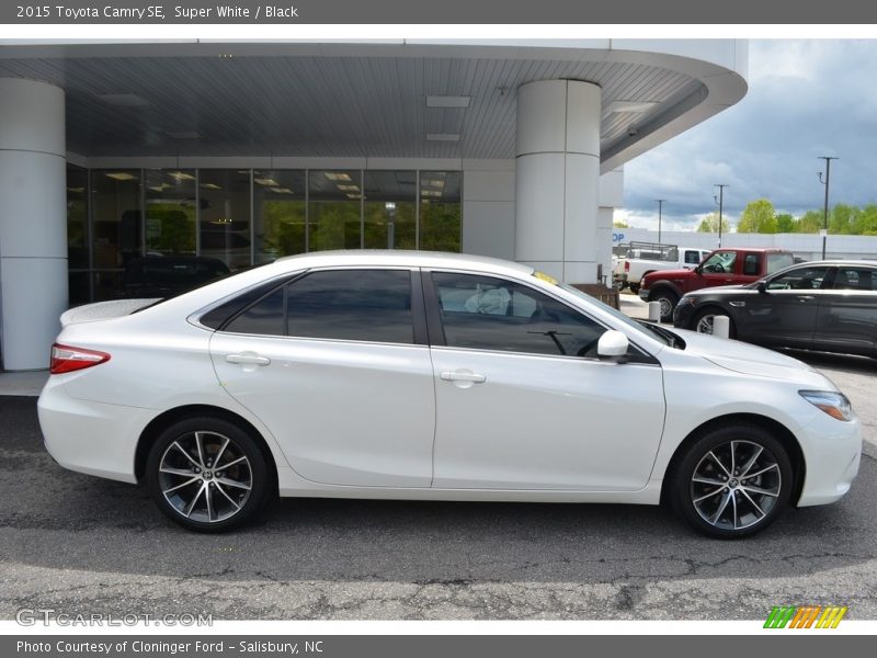 Super White / Black 2015 Toyota Camry SE