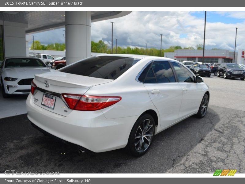Super White / Black 2015 Toyota Camry SE