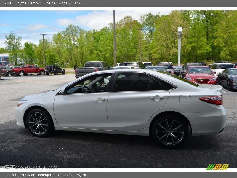 Super White / Black 2015 Toyota Camry SE