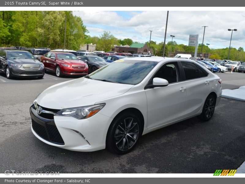 Super White / Black 2015 Toyota Camry SE