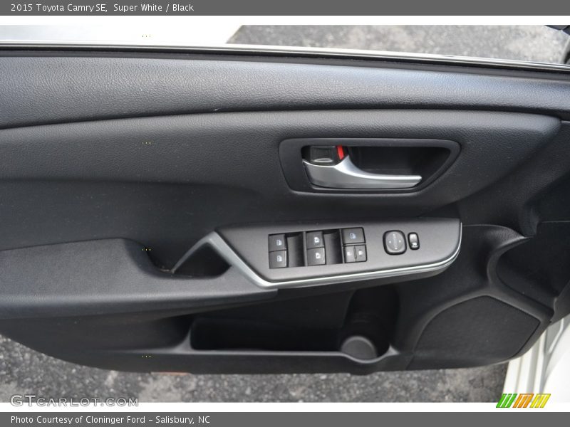 Super White / Black 2015 Toyota Camry SE