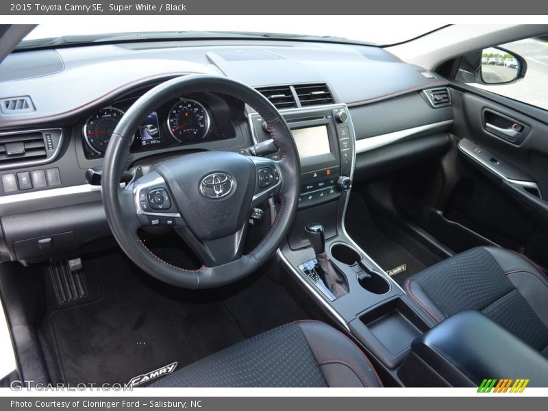 Super White / Black 2015 Toyota Camry SE