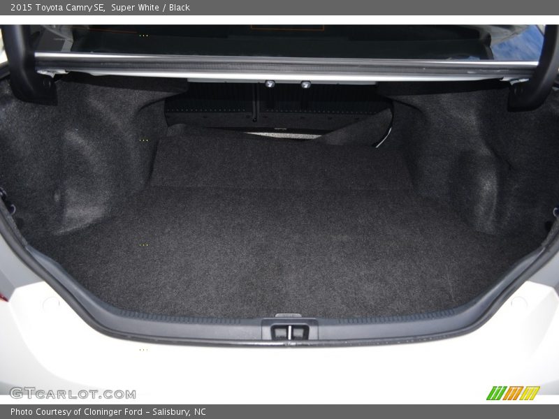 Super White / Black 2015 Toyota Camry SE