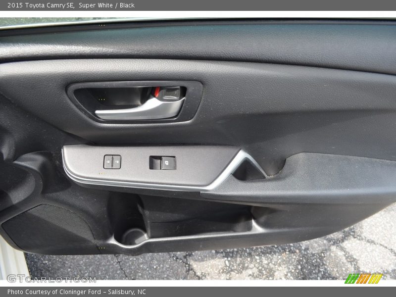 Super White / Black 2015 Toyota Camry SE