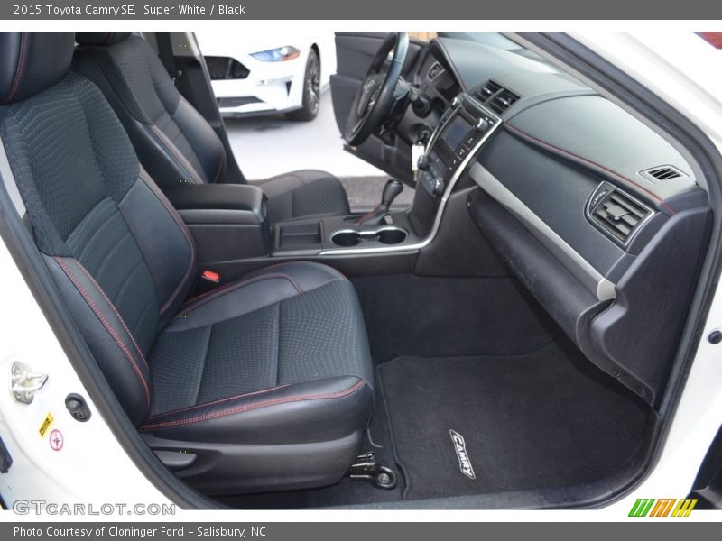 Super White / Black 2015 Toyota Camry SE