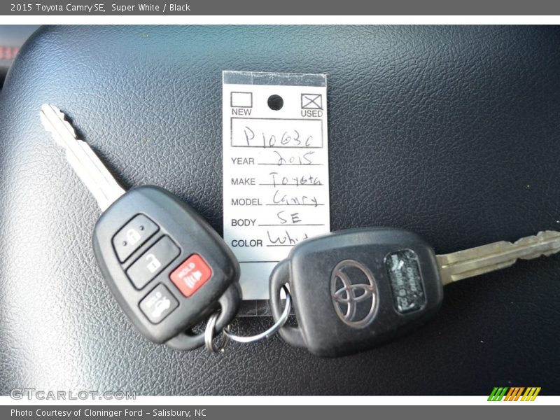 Super White / Black 2015 Toyota Camry SE