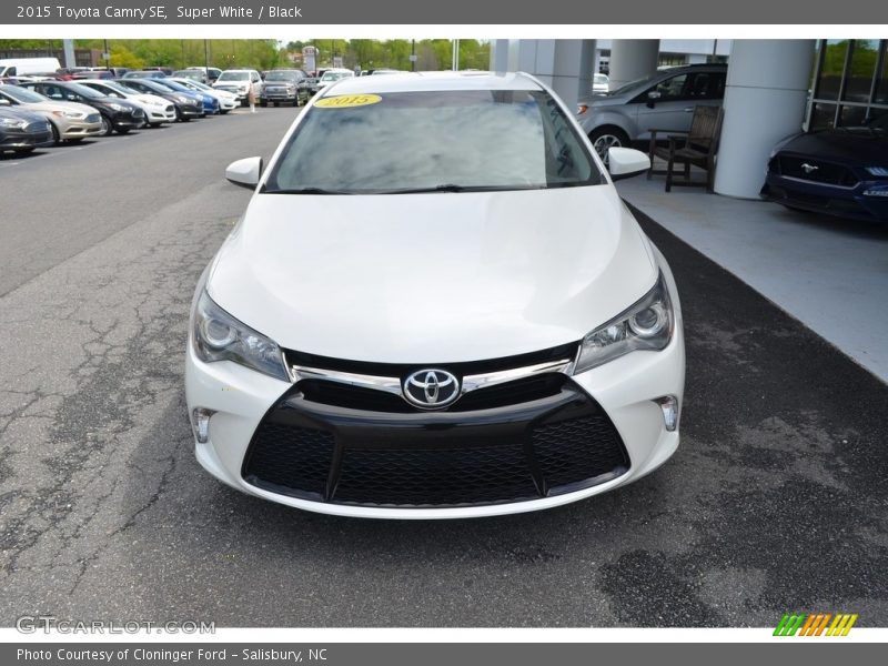 Super White / Black 2015 Toyota Camry SE