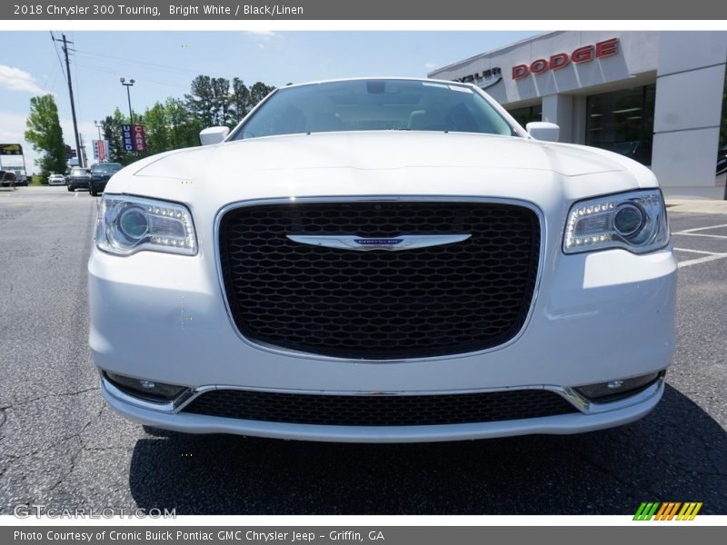 Bright White / Black/Linen 2018 Chrysler 300 Touring