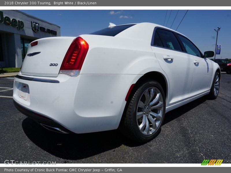 Bright White / Black/Linen 2018 Chrysler 300 Touring