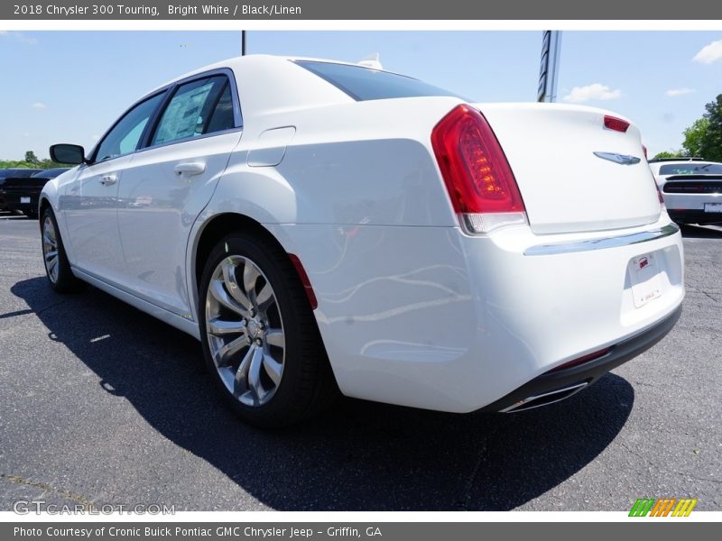 Bright White / Black/Linen 2018 Chrysler 300 Touring