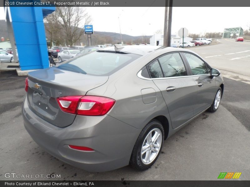 Pepperdust Metallic / Jet Black 2018 Chevrolet Cruze LT