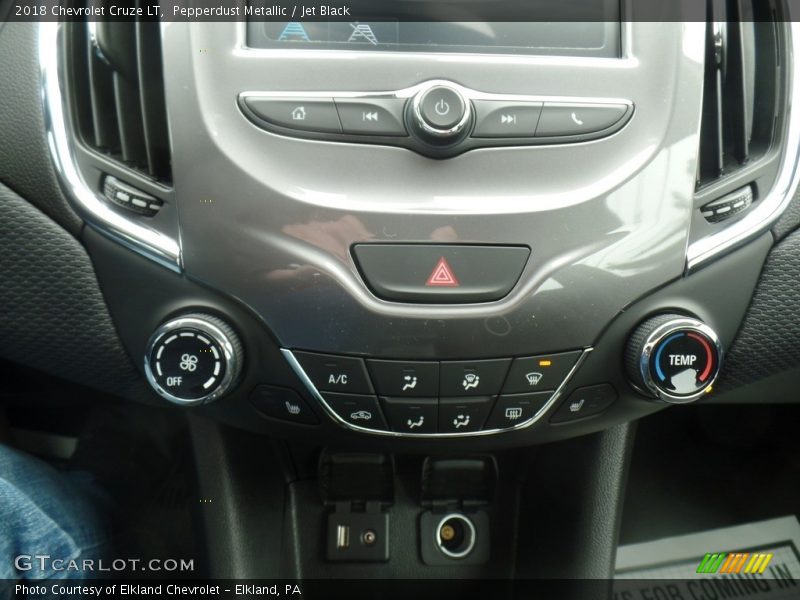 Pepperdust Metallic / Jet Black 2018 Chevrolet Cruze LT