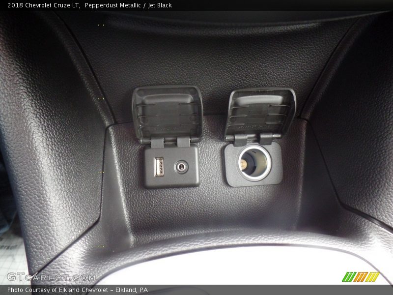 Pepperdust Metallic / Jet Black 2018 Chevrolet Cruze LT