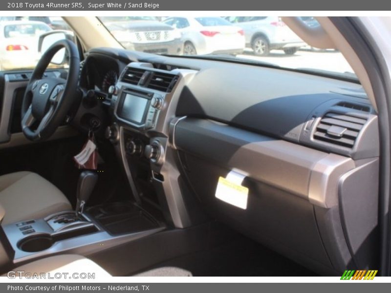 Super White / Sand Beige 2018 Toyota 4Runner SR5