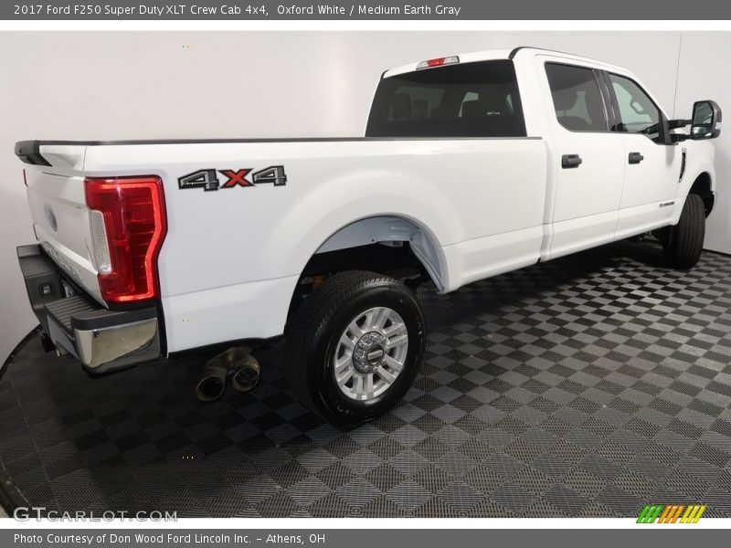 Oxford White / Medium Earth Gray 2017 Ford F250 Super Duty XLT Crew Cab 4x4