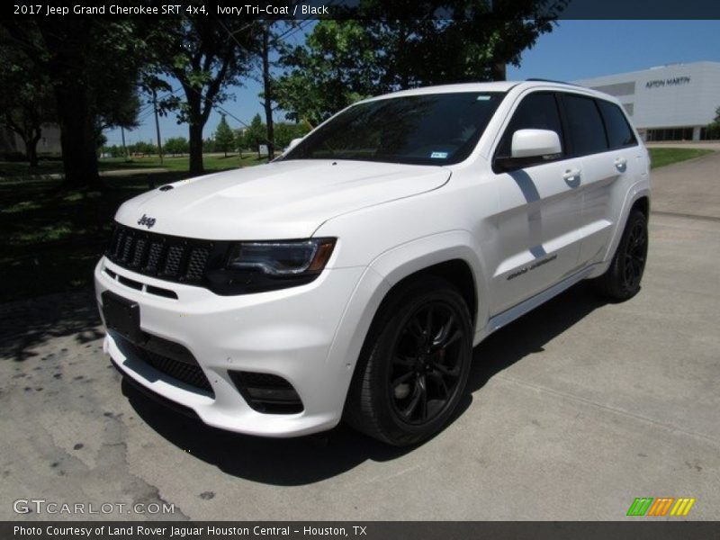 Front 3/4 View of 2017 Grand Cherokee SRT 4x4