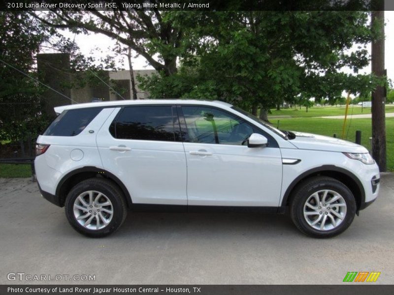 Yulong White Metallic / Almond 2018 Land Rover Discovery Sport HSE