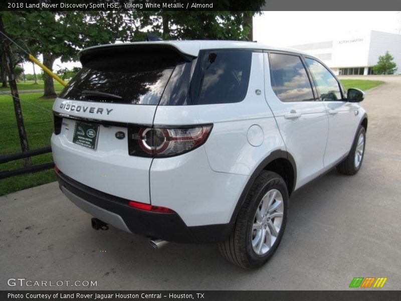 Yulong White Metallic / Almond 2018 Land Rover Discovery Sport HSE