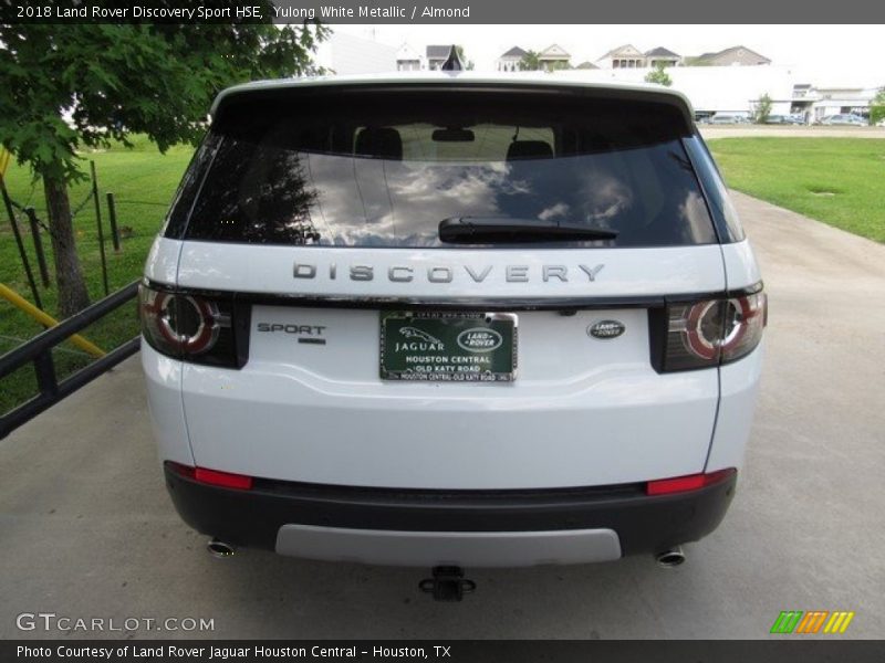 Yulong White Metallic / Almond 2018 Land Rover Discovery Sport HSE
