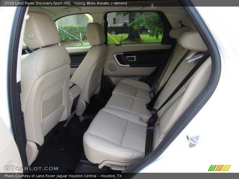 Yulong White Metallic / Almond 2018 Land Rover Discovery Sport HSE
