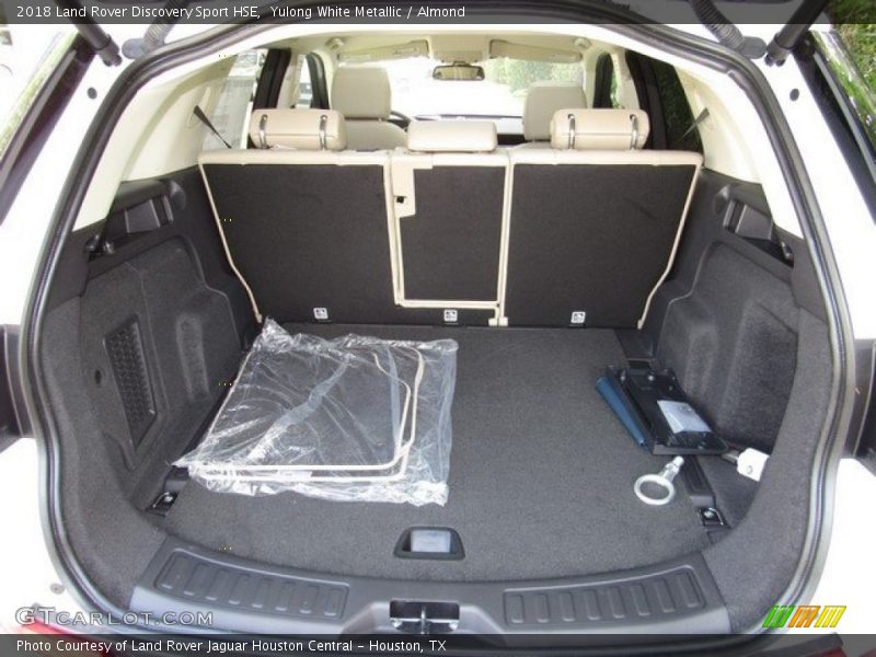 Yulong White Metallic / Almond 2018 Land Rover Discovery Sport HSE