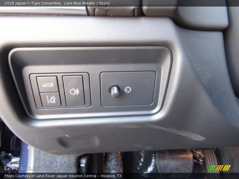 Controls of 2018 F-Type Convertible