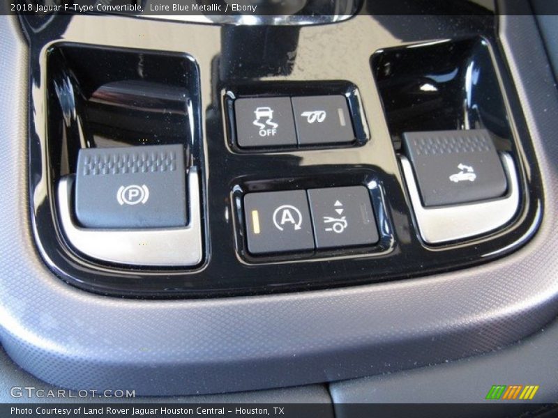 Controls of 2018 F-Type Convertible