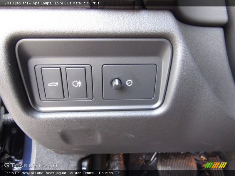 Controls of 2018 F-Type Coupe