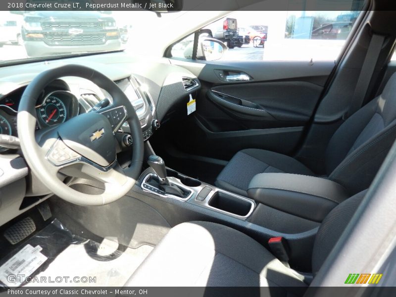 Pepperdust Metallic / Jet Black 2018 Chevrolet Cruze LT