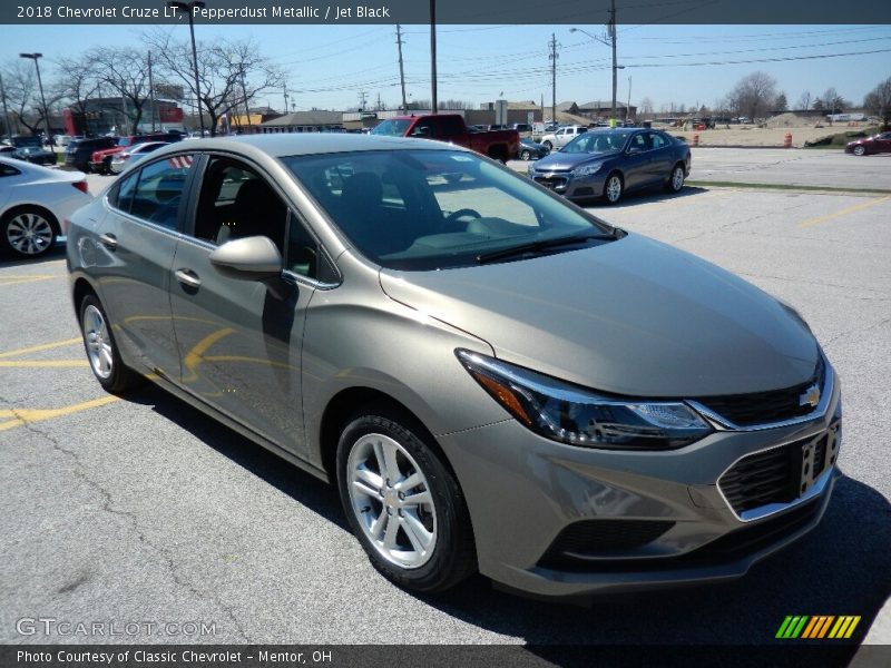 Pepperdust Metallic / Jet Black 2018 Chevrolet Cruze LT