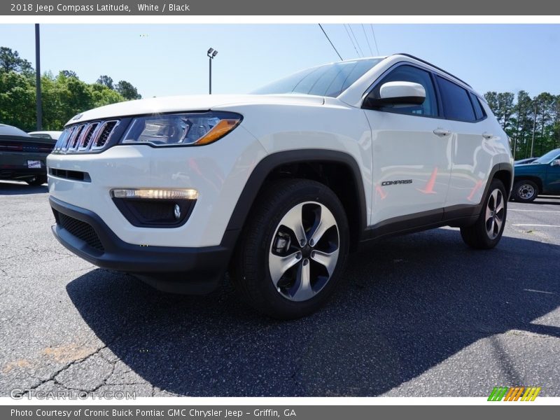 Front 3/4 View of 2018 Compass Latitude