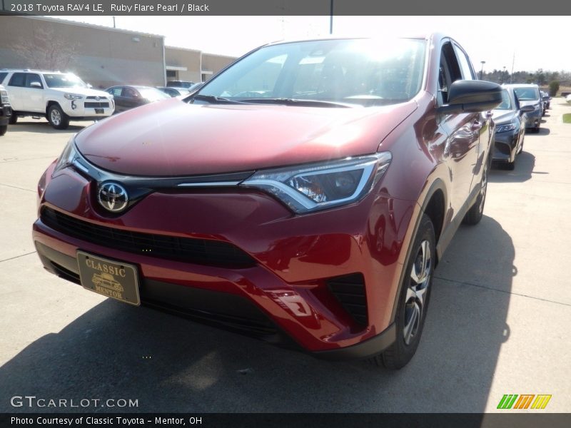 Ruby Flare Pearl / Black 2018 Toyota RAV4 LE