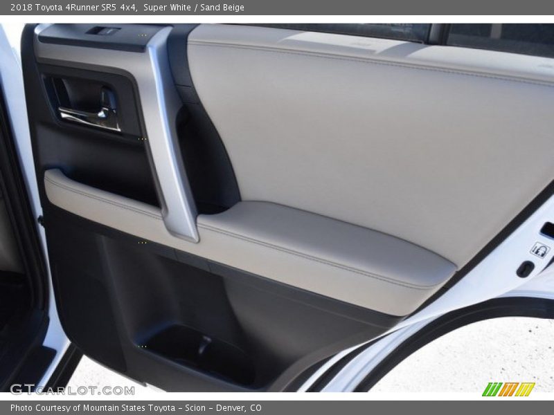 Super White / Sand Beige 2018 Toyota 4Runner SR5 4x4