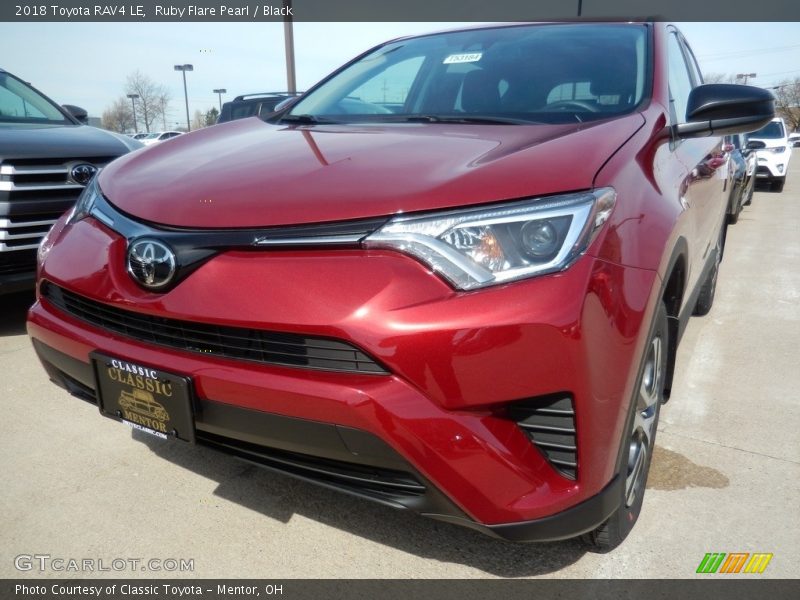 Ruby Flare Pearl / Black 2018 Toyota RAV4 LE