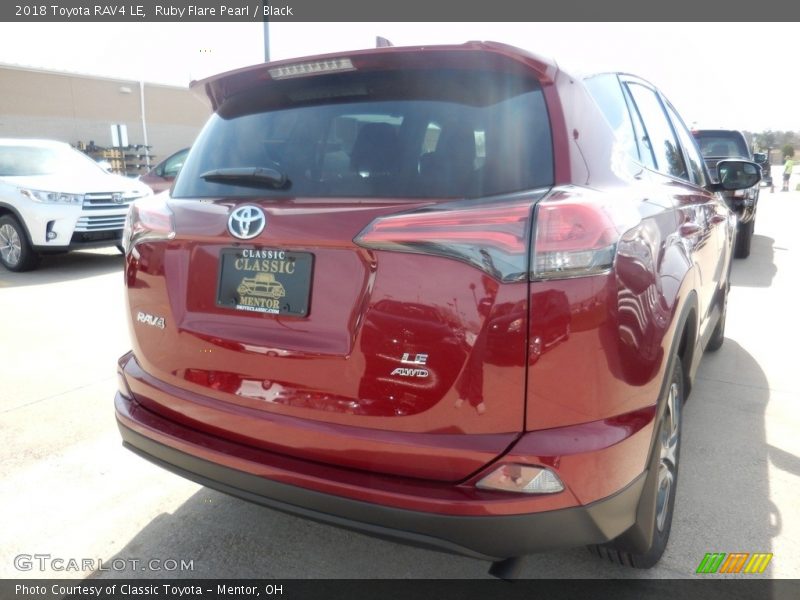Ruby Flare Pearl / Black 2018 Toyota RAV4 LE