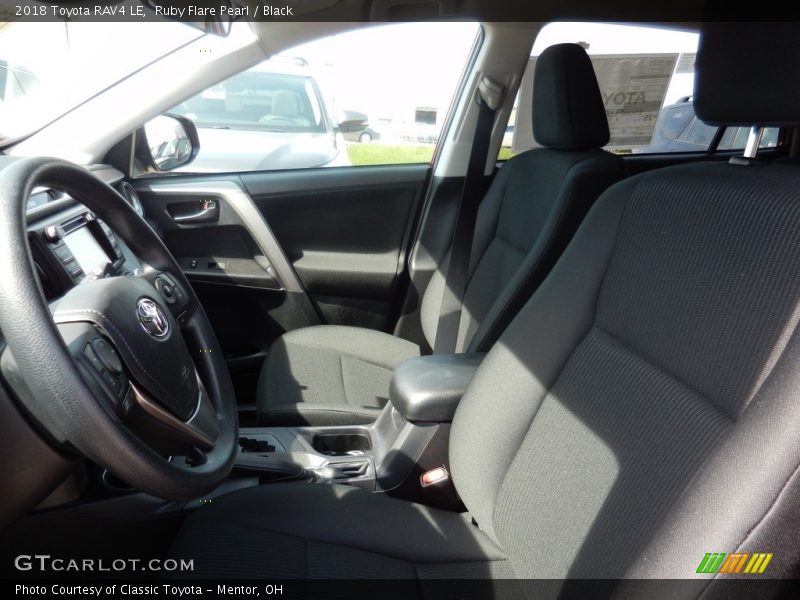 Ruby Flare Pearl / Black 2018 Toyota RAV4 LE