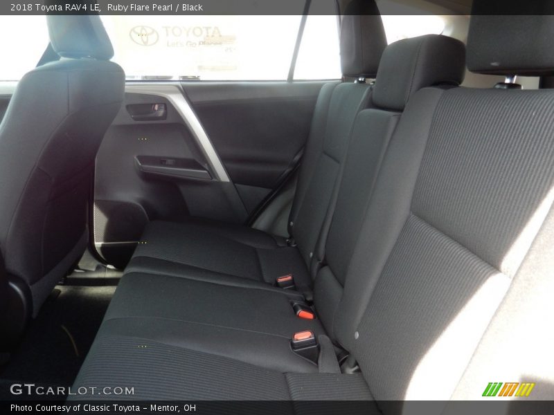 Ruby Flare Pearl / Black 2018 Toyota RAV4 LE