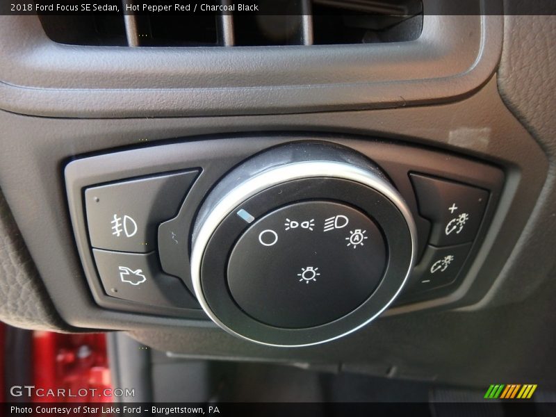 Hot Pepper Red / Charcoal Black 2018 Ford Focus SE Sedan