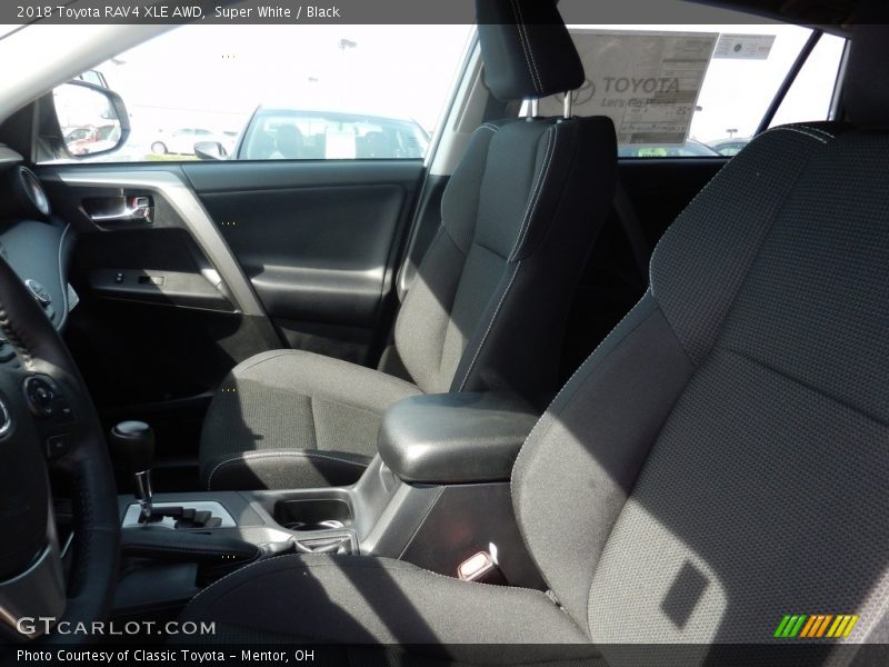 Super White / Black 2018 Toyota RAV4 XLE AWD