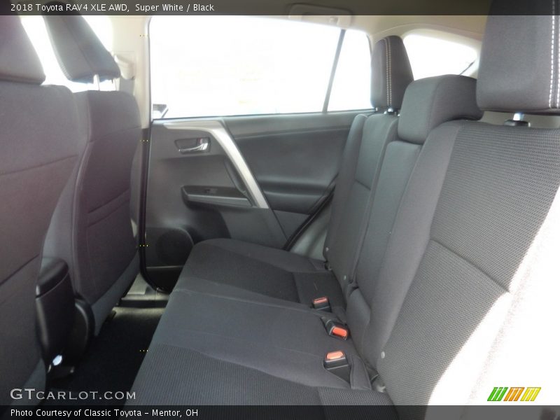 Super White / Black 2018 Toyota RAV4 XLE AWD
