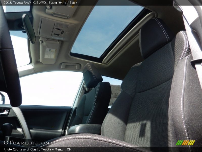 Super White / Black 2018 Toyota RAV4 XLE AWD