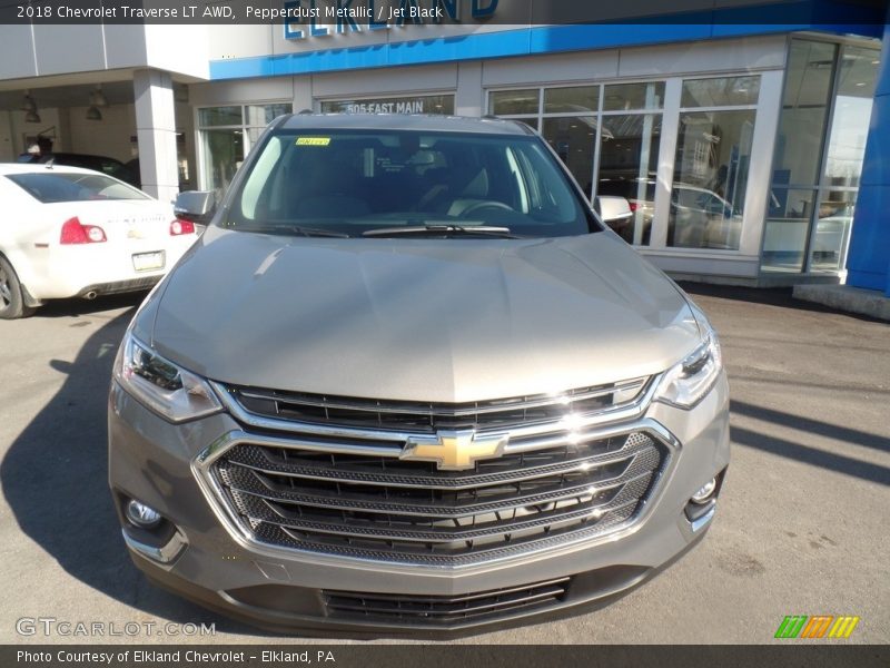 Pepperdust Metallic / Jet Black 2018 Chevrolet Traverse LT AWD