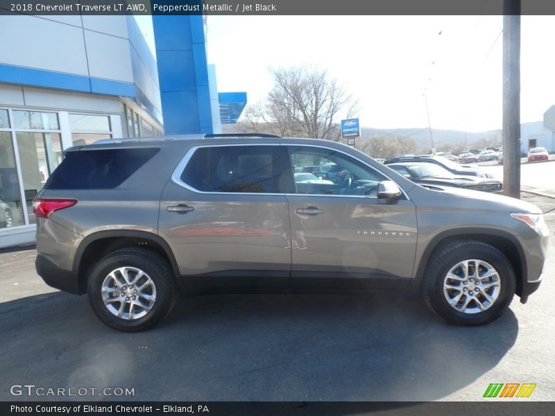 Pepperdust Metallic / Jet Black 2018 Chevrolet Traverse LT AWD