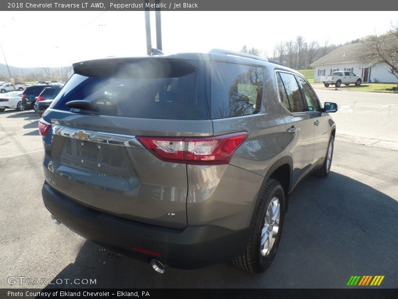 Pepperdust Metallic / Jet Black 2018 Chevrolet Traverse LT AWD