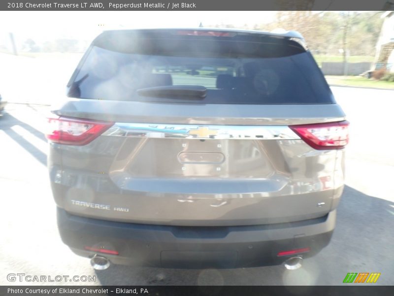 Pepperdust Metallic / Jet Black 2018 Chevrolet Traverse LT AWD